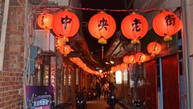 馬公中央街點燈（1）澎湖馬公中央老街24日晚間點燈，大紅紅燈籠高高掛，讓澎湖亮起來，也為年貨大街揭開序幕。中央社　108年12月24日