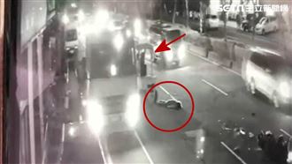 悚！堆高機違停　婦人騎車迎面撞慘死