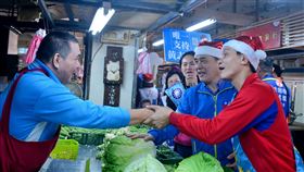 郝龍斌陪同黃志雄掃街拜票（1）中國國民黨副主席郝龍斌（右2）25日前往新北市鶯歌區，陪同黨籍新北市第5選區（樹林、鶯歌、新莊西盛9里）立委參選人黃志雄（右）在建國市場掃街拜票，向攤商握手，爭取支持。中央社記者黃旭昇新北攝  108年12月25日