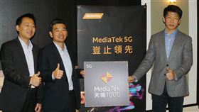 聯發科將推5G單晶片天璣800聯發科25日由執行副總經理暨財務長顧大為（右）與無線通訊事業部總經理李宗霖（左2）出面，說明聯發科5G發展情況。中央社記者張建中攝　108年12月25日