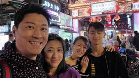 侯昌明與曾雅蘭一家四口感情相當緊密。翻攝自臉書