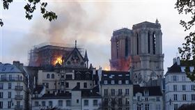 猛烈火勢侵襲巴黎聖母院  恐面臨長期修復位於巴黎市正中心的聖母院失火，館藏珍寶大致倖免，建築結構也算救回，但屋頂燒燬，一座尖塔倒塌，火災範圍不小，可能要數年時間修復。中央社記者曾依璇巴黎攝  108年4月15日