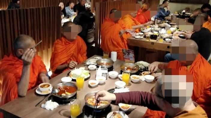 高僧嗑火鍋狂點肉！他看傻　網秒打臉