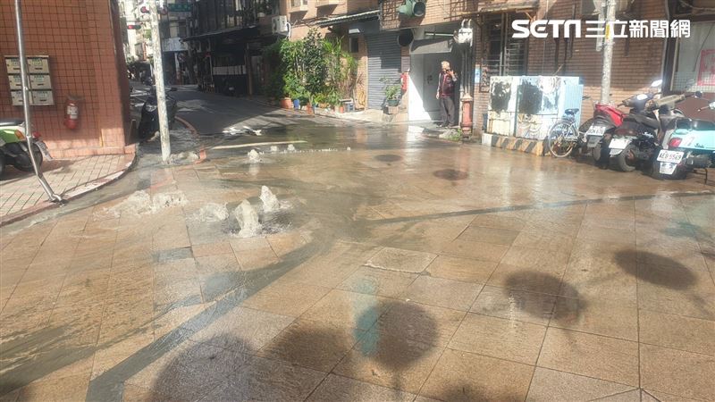 新莊驚傳水管爆裂　民宅遭淹道路封閉