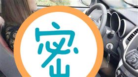 辣妹,駕駛座,排檔,搖桿,爆廢公社　圖／翻攝自臉書爆廢公社