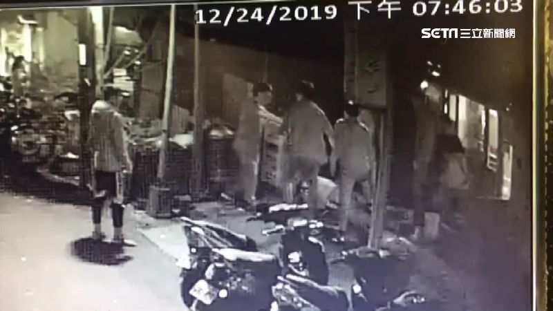獨／平安夜續攤沒小姐　5醉漢狂毆他