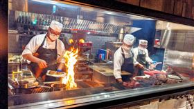 ▲晶華ROBIN’S Grill全新風貌開幕迎賓！（圖／記者唐家興攝影）  
