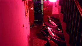 隔壁房透詭異紅光！網驚「暗藏豆干厝」笑：要捧場嗎？（翻攝自爆笑公社）