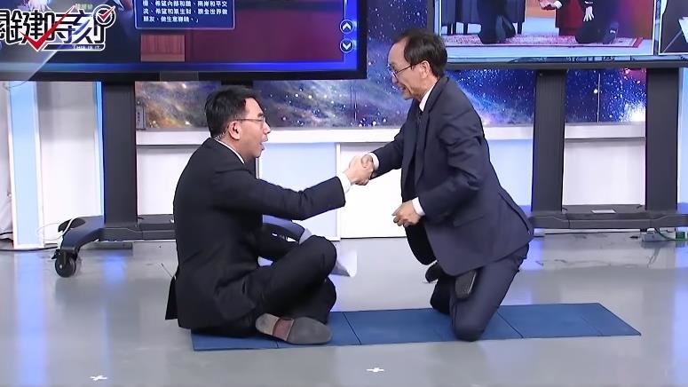 酸爆韓總！劉寶傑拉名嘴「膝蓋走路」