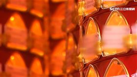 龍山寺下週開放點光明燈 信眾搬板凳卡位