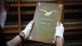拿破崙終身執政證書　寄存國家圖書館（1）華人藏書家族「澄定堂」近年陸續將一些西洋古籍善本、首刷版以寄存方式，移藏到國家圖書館，包括拿破崙終身執政的證書正本（圖）。中央社記者徐肇昌攝　108年12月24日