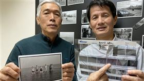 藝術家巧遇16年前攝影作品影中人新北市立淡水古蹟博物館駐村藝術家程許忠（右），巧遇16年前攝影作品中的影中人張新益（左），當下就相約送上當年照片當耶誕禮物。中央社記者葉臻攝　108年12月24日