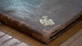 拿破崙終身執政證書　寄存國家圖書館（3）華人藏書家族「澄定堂」近年陸續將一些西洋古籍善本、首刷版以寄存方式，移藏到國家圖書館，包括拿破崙終身執政證書（圖），封皮四角有拿破崙老鷹家徽。中央社記者徐肇昌攝　108年12月24日