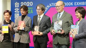 2020台北國際書展　林予晞任閱讀代言人2020年第28屆台北國際書展將於2020年2月4日至9日登場，這次主題國「韓國」以K-Style為主題，演員林予晞（左2）擔任書展的閱讀代言人，她24日出席發布會時推薦書籍「82年生的金智英」。中央社記者陳政偉攝　108年12月24日