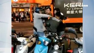 未打方向燈爆衝突　騎士怒毆貨車司機