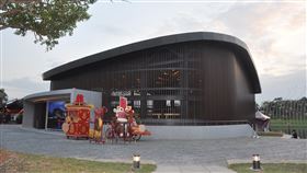 宜蘭傳藝臨水劇場啟用國立傳統藝術中心宜蘭傳藝園區臨水劇場24日啟用，以金屬格柵為牆，營造通透感，呈現傳統「演藝大棚」竹構與開放特色。中央社記者沈如峰宜蘭攝　108年12月24日