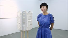 日本藝術家在台駐村  紙紮技藝激發創作靈感日本藝術家大野由美子（圖）在台北駐村期間，對台灣的建築、紙紮感興趣，創作「立面」系列，以純粹白紙的質地，呈現2座混合台灣建築元素的紙紮房子，疊合出傳統的屋梁、牆版、廊柱等線條特徵。（台北當代藝術館提供）中央社記者鄭景雯傳真  108年12月25日