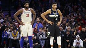 ▲恩比德（Joel Embiid）聖誕大戰比下『字母哥』安戴托昆波（Giannis Antetokounmpo）。（圖／美聯社／達志影像）