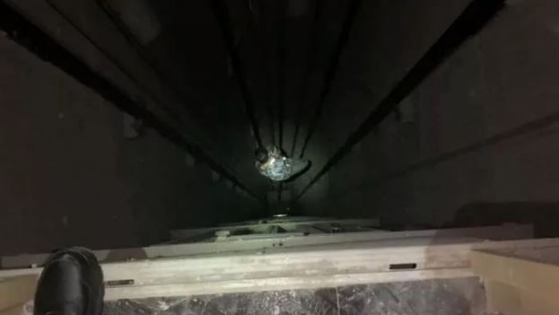 踩進故障電梯！工人30樓高高速直墜