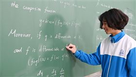 狂！小學生自學微積分　美大學考滿分