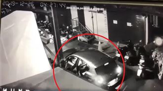 店家遭撞毀丟信號彈　住戶：以為槍戰