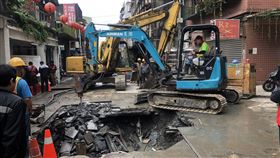 新北市,新莊區,水管爆裂,連夜搶修,擴大開挖(圖/新北市政府工務局提供)中央社