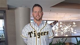 ▲Jerry Sands穿上阪神虎球衣。（圖／取自阪神虎官網）