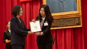 蔡英文總統26日上午出席「法務部調查局第56期調查班結業典禮」。（圖／總統府提供）