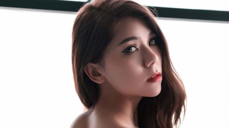 對著鏡頭解內衣⋯蕾菈裸背側乳網暴動