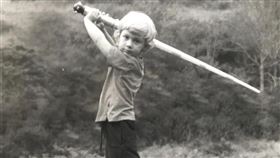 美國北卡羅來納大學4月底發生槍擊案時，21歲學生郝爾為救同學犧牲，「星際大戰」製片公司表揚這位星戰迷的英勇事蹟，在新出的字典書中封他為「絕地大師」。（圖取自facebook.com/rileyhowellfoundation）