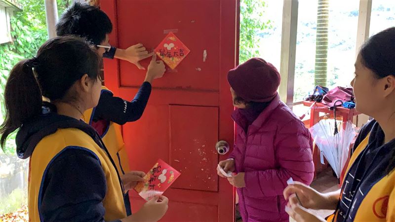 替代役牽起緣分　師生齊幫獨老大掃除