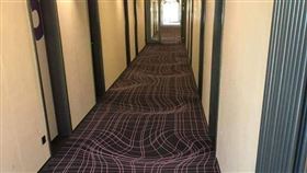 入住飯店遇「超魔性」地毯！強迫症患者崩潰：要用生命來走（圖／翻攝自爆廢公社二館）