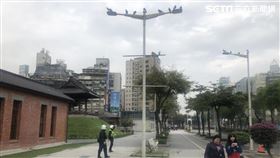 台北市民報案鴿子影響交通，警員被迫變身農夫趕鴿（翻攝畫面）