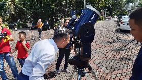 馬來西亞中午現日食　上萬民眾興奮追蹤