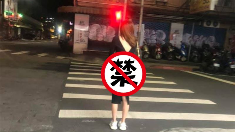 妹子過馬路　網見背後亮點：一拉就掉
