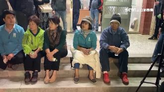 蘇治芬宣傳車遭包圍　強拉車門阻演講