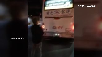 男子搭車遲到變候補　竟肉身阻擋開車
