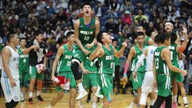 ▲高苑工商吳忠宏（中，12號）單場拿下26分9籃板3抄截，幫助高苑中止能仁跨季22連勝。（圖／中央社）