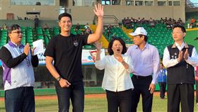 諸羅山盃少棒閉幕　陳偉殷驚喜現身（1）2019年第22屆諸羅山盃國際軟式少年棒球邀請賽閉幕典禮26日舉行，旅美投手陳偉殷（左2）擔任神秘嘉賓，到場鼓勵小球員。中為嘉義市長黃敏惠。中央社記者黃國芳攝　108年12月26日