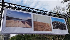 台三線地景搬到二二八公園展出（1）客家委員會邀請多名國內外攝影師深入客庄拍攝台三線人文風景，從上千張照片中精選出150張，26日起至2020年1月5日在台北二二八和平公園戶外展出。圖為展出的攝影作品。中央社記者鄭景雯攝　108年12月26日