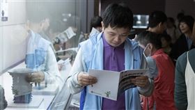 故宮服務友善化　推易讀易懂導覽手冊國立故宮博物院26日推出「故宮易讀版導覽手冊」，針對故宮國寶青銅器及陶瓷常設展間，設計遊戲式導覽手冊，提供身心障礙者、幼童、高齡者使用。（故宮提供）中央社記者鄭景雯傳真　108年12月26日