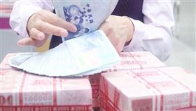 海外資金專法上路逾4個月，財政部長蘇建榮26日表示，截至20日，申請匯回資金已達新台幣445億元。（中央社檔案照片）