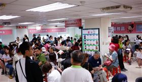 回應外界對「所得稅制優化方案」批評，財政部26日拿出統計數字表示，四大扣除額調高，受惠戶數達556萬戶，近9成申報戶都受惠。（示意圖／中央社檔案照片）