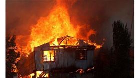 智利觀光港市瓦巴萊索鄰近的2座山丘24日爆發森林大火，火勢擴散到住宅社區，造成240多戶家庭的房屋被燒毀。(twitter截圖)