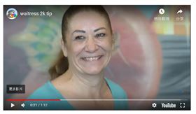 美國,服務生,耶誕,收大禮,鉅額小費,暖心常客(圖/截圖自youtube)