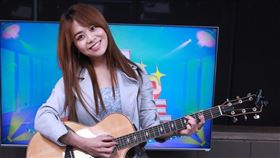 ▲自彈自唱多首歌曲。（圖／記者邱榮吉攝影）