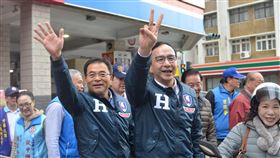 朱立倫陪同歐中慨澎湖掃街拜票（1）前新北市長朱立倫（前左2）27日在澎湖陪同黨籍立委參選人歐中慨（前左）在馬公市北辰市場掃街拜票，比出2號手勢，籲請民眾支持國民黨總統候選人韓國瑜。中央社  108年12月27日