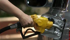 依浮動油價調整機制作業原則，以及不考量亞鄰競爭國最低價及平穩措施的條件下，估30日起汽、柴油每公升約各調漲0.1元。（中央社檔案照片）