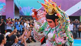 九天民俗技藝團電音三太子 與印度觀眾互動九天民俗技藝團26、27日在印度理工學院（IIT）孟買分校繽紛節（Mood Indigo）演出，電音三太子與現場印度觀眾互動，受到熱烈歡迎。（駐印度代表處教育組提供）中央社記者康世人新德里傳真  108年12月27日