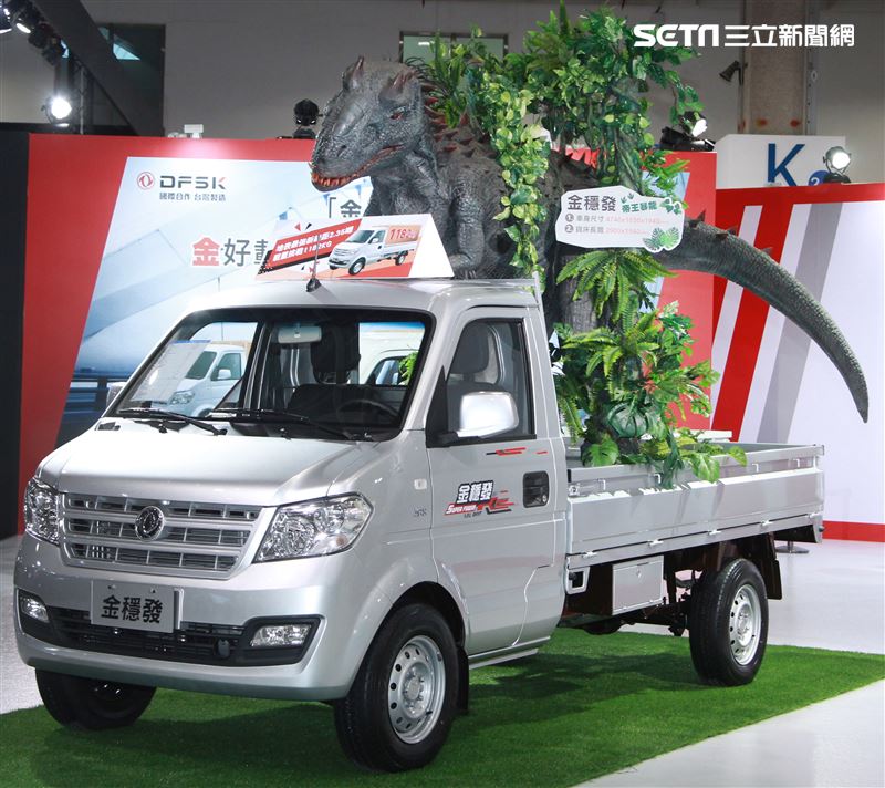 2020世界新車大展南港展覽館熱鬧登場。（記者邱榮吉/攝影）